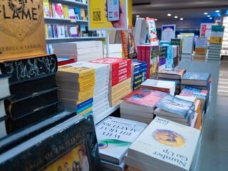 photo-1709385283538-d3258a461032?w=800&q=80&fm=jpg&fit=crop